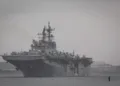 El buque de asalto anfibio de clase Wasp USS Makin Island (LHD 8) llega a la base del Comandante de Actividades de la Flota en Yokosuka, Japón, el 26 de octubre de 2026. Créditos: Armada de EE.UU.