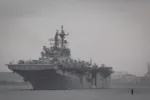 El buque de asalto anfibio de clase Wasp USS Makin Island (LHD 8) llega a la base del Comandante de Actividades de la Flota en Yokosuka, Japón, el 26 de octubre de 2026. Créditos: Armada de EE.UU.