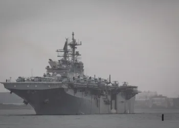 El buque de asalto anfibio de clase Wasp USS Makin Island (LHD 8) llega a la base del Comandante de Actividades de la Flota en Yokosuka, Japón, el 26 de octubre de 2026. Créditos: Armada de EE.UU.