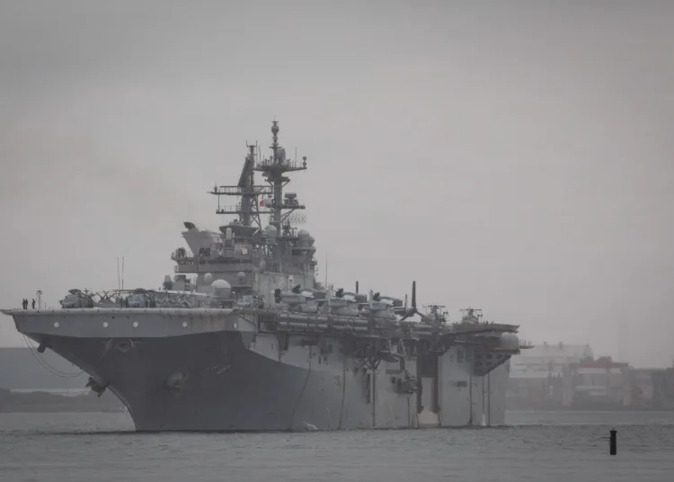 El buque de asalto anfibio de clase Wasp USS Makin Island (LHD 8) llega a la base del Comandante de Actividades de la Flota en Yokosuka, Japón, el 26 de octubre de 2026. Créditos: Armada de EE.UU.