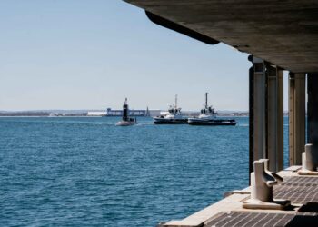 El submarino de ataque rápido de la clase Virginia USS Colorado (SSN 788) llega a HMAS Stirling, Australia Occidental, el 27 de octubre de 2026, para un período de mantenimiento programado (SMP) en apoyo del AUKUS, el acuerdo de seguridad trilateral entre Australia, el Reino Unido y los Estados Unidos. Créditos: Nicholas Russell / Submarine Force, U.S. Pacific Fleet.