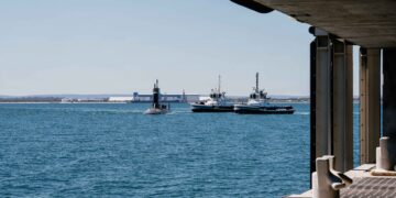 El submarino de ataque rápido de la clase Virginia USS Colorado (SSN 788) llega a HMAS Stirling, Australia Occidental, el 27 de octubre de 2026, para un período de mantenimiento programado (SMP) en apoyo del AUKUS, el acuerdo de seguridad trilateral entre Australia, el Reino Unido y los Estados Unidos. Créditos: Nicholas Russell / Submarine Force, U.S. Pacific Fleet.