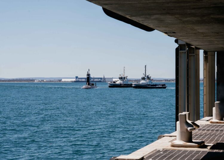 El submarino de ataque rápido de la clase Virginia USS Colorado (SSN 788) llega a HMAS Stirling, Australia Occidental, el 27 de octubre de 2026, para un período de mantenimiento programado (SMP) en apoyo del AUKUS, el acuerdo de seguridad trilateral entre Australia, el Reino Unido y los Estados Unidos. Créditos: Nicholas Russell / Submarine Force, U.S. Pacific Fleet.