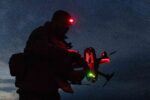 Un soldado de las Fuerzas de Sistemas No Tripulados de Ucrania prepara un dron "Salut" para el vuelo conectando cables al sistema el 31 de marzo de 2026 en Járkov, Ucrania. Créditos: Getty Images.