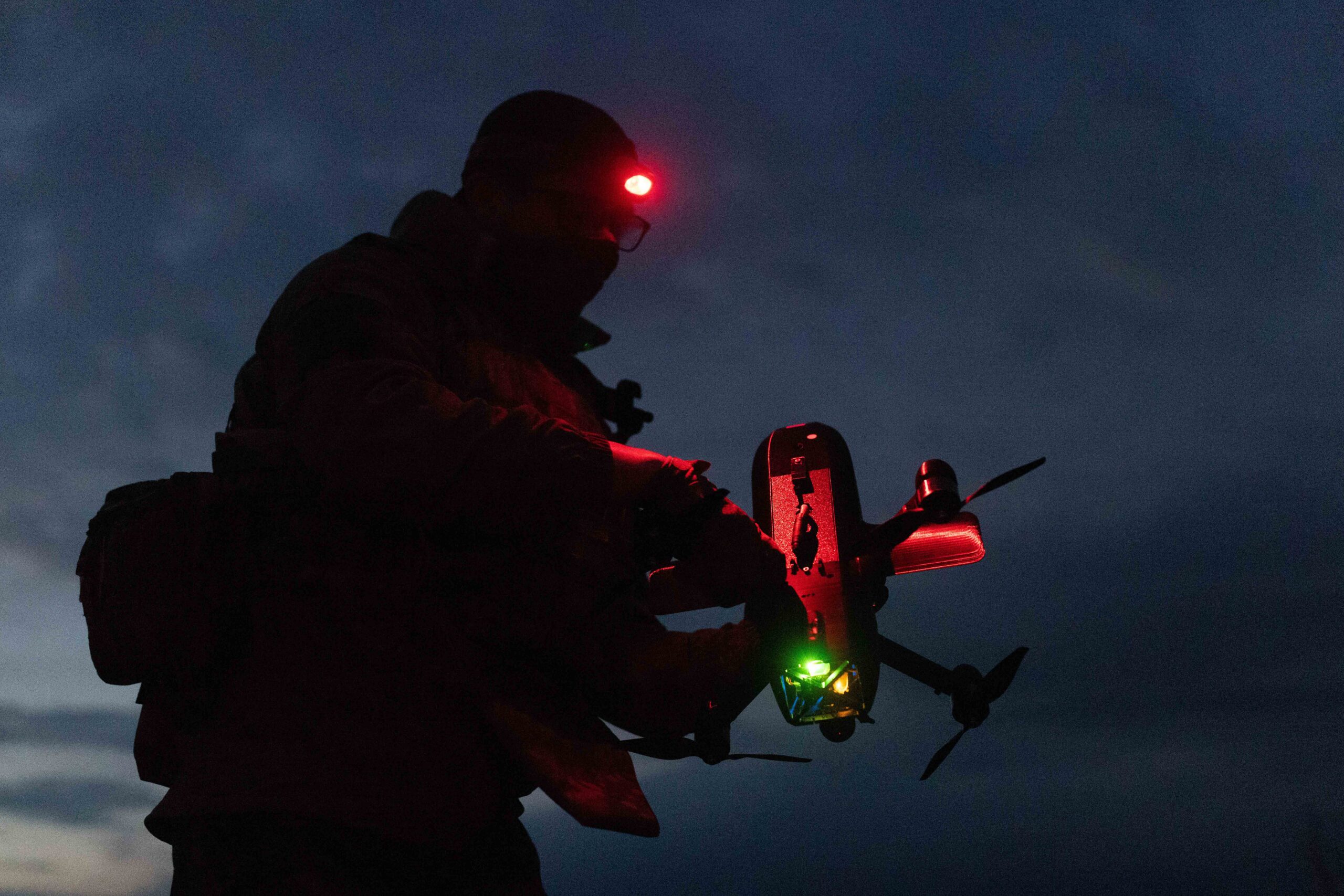 Un soldado de las Fuerzas de Sistemas No Tripulados de Ucrania prepara un dron "Salut" para el vuelo conectando cables al sistema el 31 de marzo de 2026 en Járkov, Ucrania. Créditos: Getty Images.