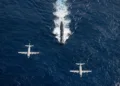 Aviones patrulleros P-3 Orion de la Fuerza Marítima de Autodefensa de Japón y de Estados Unidos sobrevuelan el submarino de ataque USS Houston, durante el último día del ejercicio Keen Sword 2011. Créditos: Armada de EE.UU.