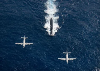 Aviones patrulleros P-3 Orion de la Fuerza Marítima de Autodefensa de Japón y de Estados Unidos sobrevuelan el submarino de ataque USS Houston, durante el último día del ejercicio Keen Sword 2011. Créditos: Armada de EE.UU.