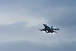Un F-16 Fighting Falcon de los Países Bajos despega para participar en el ejercicio Steadfast Noon en el norte de Italia, el 18 de octubre de 2023. Créditos: Zachary Jakel / Fuerza Aérea de EE. UU.