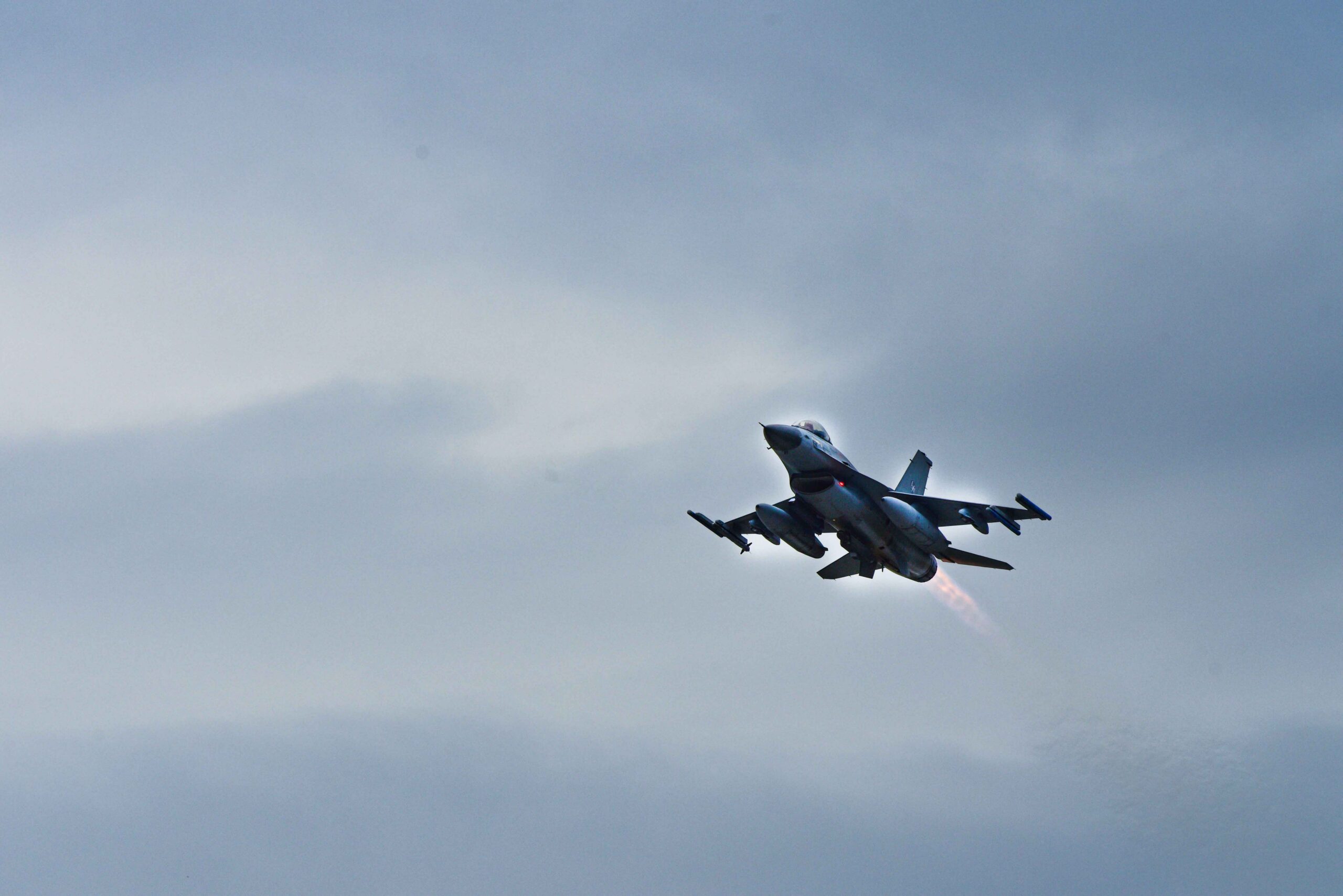 Un F-16 Fighting Falcon de los Países Bajos despega para participar en el ejercicio Steadfast Noon en el norte de Italia, el 18 de octubre de 2023. Créditos: Zachary Jakel / Fuerza Aérea de EE. UU.