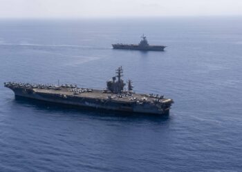 El portaaviones francés FS Charles De Gaulle (R91) junto al portaaviones de la clase Nimitz USS Dwight D. Eisenhower (CVN 69) en el mar Mediterráneo el 2 de mayo de 2024. Créditos: Eric Edinger / Armada de EE. UU.