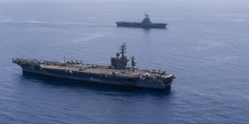 El portaaviones francés FS Charles De Gaulle (R91) junto al portaaviones de la clase Nimitz USS Dwight D. Eisenhower (CVN 69) en el mar Mediterráneo el 2 de mayo de 2024. Créditos: Eric Edinger / Armada de EE. UU.