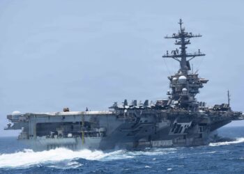 El portaaviones USS Abraham Lincoln (CVN 72) navega en el mar Arábigo el 29 de mayo de 2026, desplegado en el área de operaciones de la Quinta Flota de EE. UU. en Oriente Medio. Créditos: Armada de EE. UU.