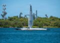 El vehículo de superficie no tripulado Saildrone Surveyor (SD-3001) de la Armada de los EE. UU. zarpa de la Base Conjunta Pearl Harbor-Hickam, Hawái, durante el ejercicio Rim of the Pacific 2026, el 8 de julio de 2026. Créditos: Lordin Kelly / Armada de los EE. UU.