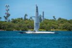 El vehículo de superficie no tripulado Saildrone Surveyor (SD-3001) de la Armada de los EE. UU. zarpa de la Base Conjunta Pearl Harbor-Hickam, Hawái, durante el ejercicio Rim of the Pacific 2026, el 8 de julio de 2026. Créditos: Lordin Kelly / Armada de los EE. UU.