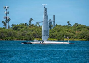 El vehículo de superficie no tripulado Saildrone Surveyor (SD-3001) de la Armada de los EE. UU. zarpa de la Base Conjunta Pearl Harbor-Hickam, Hawái, durante el ejercicio Rim of the Pacific 2026, el 8 de julio de 2026. Créditos: Lordin Kelly / Armada de los EE. UU.