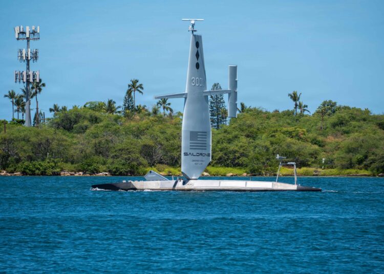 El vehículo de superficie no tripulado Saildrone Surveyor (SD-3001) de la Armada de los EE. UU. zarpa de la Base Conjunta Pearl Harbor-Hickam, Hawái, durante el ejercicio Rim of the Pacific 2026, el 8 de julio de 2026. Créditos: Lordin Kelly / Armada de los EE. UU.