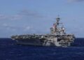 El portaaviones de la clase Nimitz USS Theodore Roosevelt (CVN 71) lidera la formación de buques durante el ejercicio Rim of the Pacific (RIMPAC) 2026, el 22 de julio de 2026. Créditos: Isabelle Dial / Armada de EE.UU.