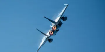 Un F-15EX del 123.er Escuadrón de Caza realiza un giro brusco tras un sobrevuelo en el Salón Aeronáutico Internacional de Oregón en McMinnville, Oregón, el 16 de agosto de 2026. Créditos: Alexander Frank / Guardia Nacional Aérea de EE. UU.
