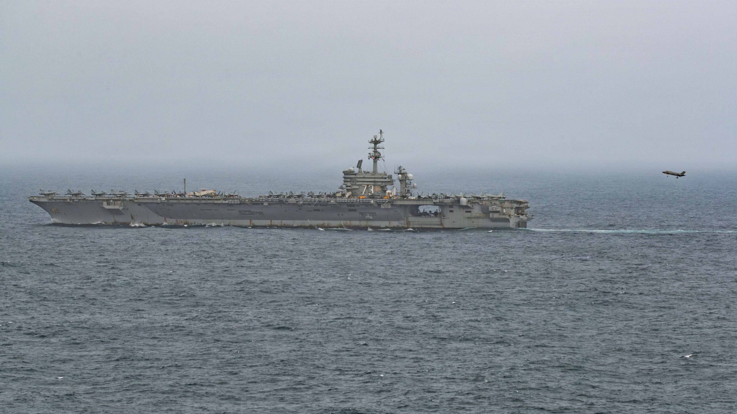 El portaaviones de la clase Nimitz USS George Washington (CVN 73) realiza operaciones de vuelo rutinarias el 2 de septiembre de 2026 en el área de operaciones de la Quinta Flota de EE. UU. para apoyar la seguridad y la estabilidad marítimas en Oriente Medio. Créditos: Armada de EE.UU.