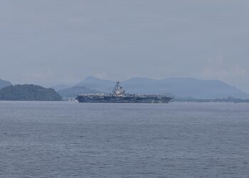 El portaaviones de la clase Nimitz USS George HW Bush (CVN 77) llega a Phuket, Tailandia, el 4 de octubre de 2026. Créditos: Armada de EE.UU.