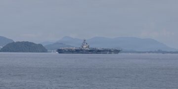 El portaaviones de la clase Nimitz USS George HW Bush (CVN 77) llega a Phuket, Tailandia, el 4 de octubre de 2026. Créditos: Armada de EE.UU.