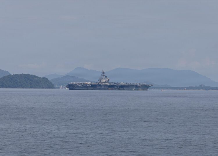 El portaaviones de la clase Nimitz USS George HW Bush (CVN 77) llega a Phuket, Tailandia, el 4 de octubre de 2026. Créditos: Armada de EE.UU.