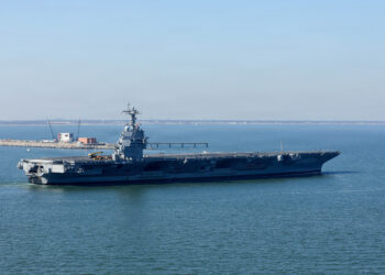 El futuro USS John F. Kennedy (CVN 79) se dirige a la Estación Naval de Norfolk, Virginia, el 2 de octubre de 2026, tras su salida de la división de construcción naval de HII en Newport News, Virginia, después de cuatro días en el mar. Créditos: Julianna Lynch / Armada de los EE. UU.