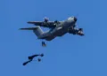 Caída aérea de CDS (Sistema de entrega de contenedores) desde un A400M Atlas de la Real Fuerza Aérea británica en la zona de Goose Green. Créditos: BFSAI.