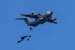 Caída aérea de CDS (Sistema de entrega de contenedores) desde un A400M Atlas de la Real Fuerza Aérea británica en la zona de Goose Green. Créditos: BFSAI.