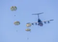 Salto de unos 90 paracaidistas del Ejército Británico desde un avión Atlas A400M. Créditos: Real Fuerza Aérea británica.