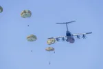 Salto de unos 90 paracaidistas del Ejército Británico desde un avión Atlas A400M. Créditos: Real Fuerza Aérea británica.
