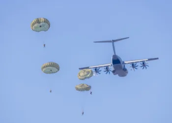 Salto de unos 90 paracaidistas del Ejército Británico desde un avión Atlas A400M. Créditos: Real Fuerza Aérea británica.