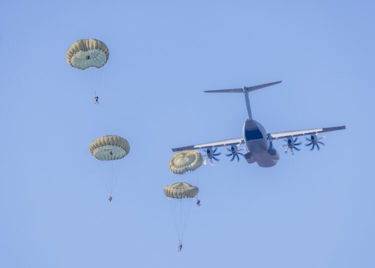 Salto de unos 90 paracaidistas del Ejército Británico desde un avión Atlas A400M. Créditos: Real Fuerza Aérea británica.