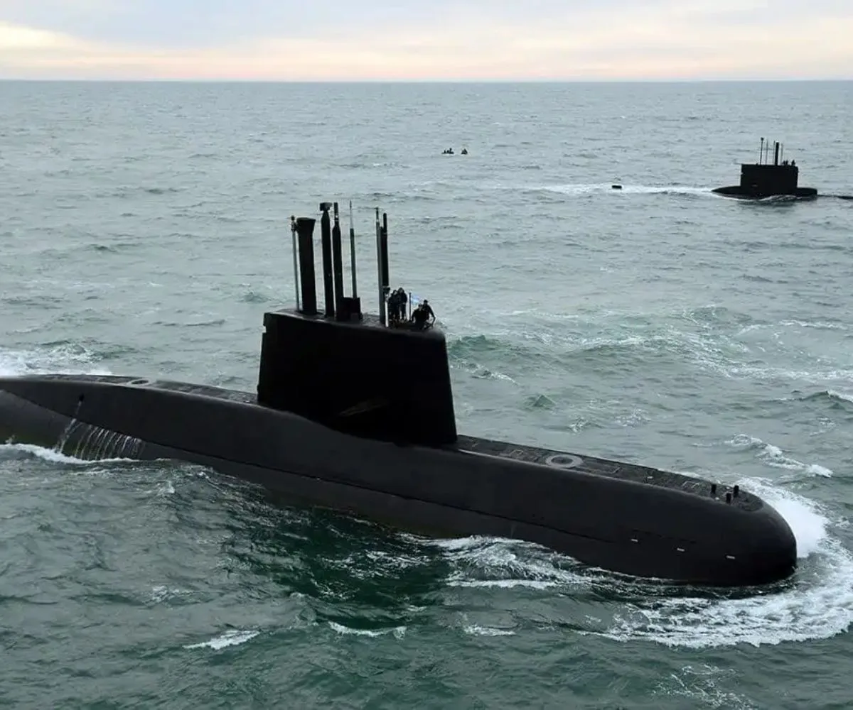 Submarino ARA San Juan (S-42) de la Armada Argentina navegando en superficie, junto al ARA Santa Cruz (S-41) al fondo. Imagen ilustrativa