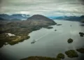 Fragatas Almirante Williams, Cochrane y Latorre navegando por la Angostura Inglesa, un paso estrecho y complejo en los canales australes de Magallanes. Créditos: Armada de Chile.