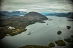 Fragatas Almirante Williams, Cochrane y Latorre navegando por la Angostura Inglesa, un paso estrecho y complejo en los canales australes de Magallanes. Créditos: Armada de Chile.