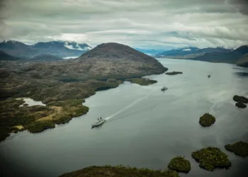 Fragatas Almirante Williams, Cochrane y Latorre navegando por la Angostura Inglesa, un paso estrecho y complejo en los canales australes de Magallanes. Créditos: Armada de Chile.
