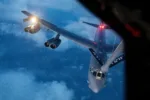 Un bombardero B-52H Stratofortress de la Fuerza Aérea de EE. UU. recibe combustible de un avión cisterna KC-135 Stratotanker perteneciente al 100.º Ala de Reabastecimiento Aéreo sobre el océano Atlántico, durante el ejercicio Global Thunder 27, el 24 de octubre de 2026. Créditos: Fuerza Aérea de EE. UU.