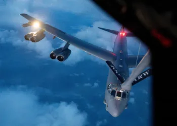 Un bombardero B-52H Stratofortress de la Fuerza Aérea de EE. UU. recibe combustible de un avión cisterna KC-135 Stratotanker perteneciente al 100.º Ala de Reabastecimiento Aéreo sobre el océano Atlántico, durante el ejercicio Global Thunder 27, el 24 de octubre de 2026. Créditos: Fuerza Aérea de EE. UU.