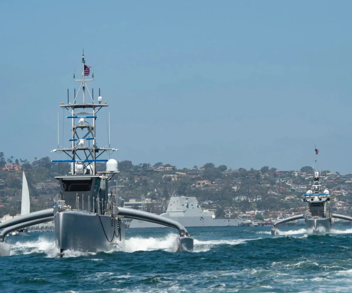 Los buques no tripulados, Seahawk y Sea Hunter, en el marco de una exhibición en la bahía de San Diego en abril de 2021. Imagen ilustrativa