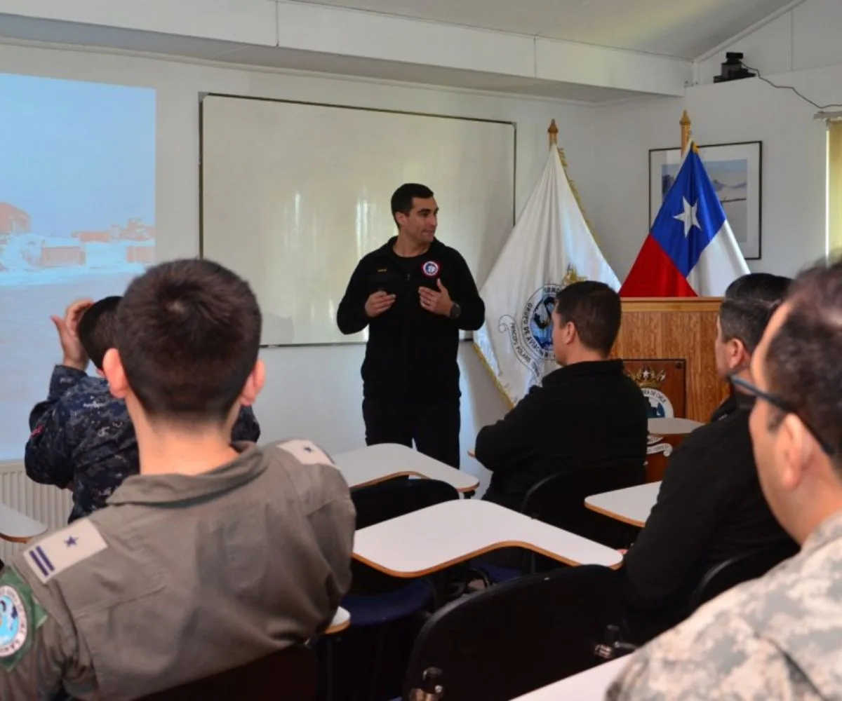 Capacitaciones organizadas por la IVª Brigada Aérea para la Campaña de la Estación Polar Científica Conjunta Glaciar Unión en la Base Aérea Chacabuco en Punta Arenas.