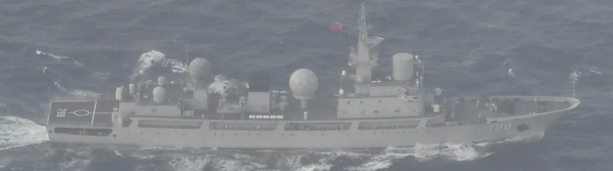 Buque de inteligencia (AGI) de la Armada del Ejército Popular de Liberación (PLAN) de China, clase Dongdiao, número de casco 798, identificado y detectado por la Fuerza Marítima de Autodefensa de Japón (JMSDF), el pasado fin de semana, en el Pacífico