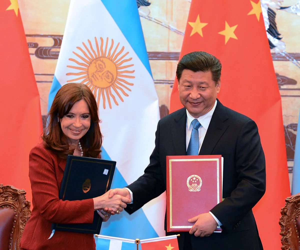 La presidenta argentina, Cristina Fernández de Kirchner, y su homólogo chino, Xi Jinping, formalizan la firma de una serie de convenios comerciales y tecnológicos en el Gran Palacio del Pueblo en Beijing, China, en 2015. Imagen ilustrativa