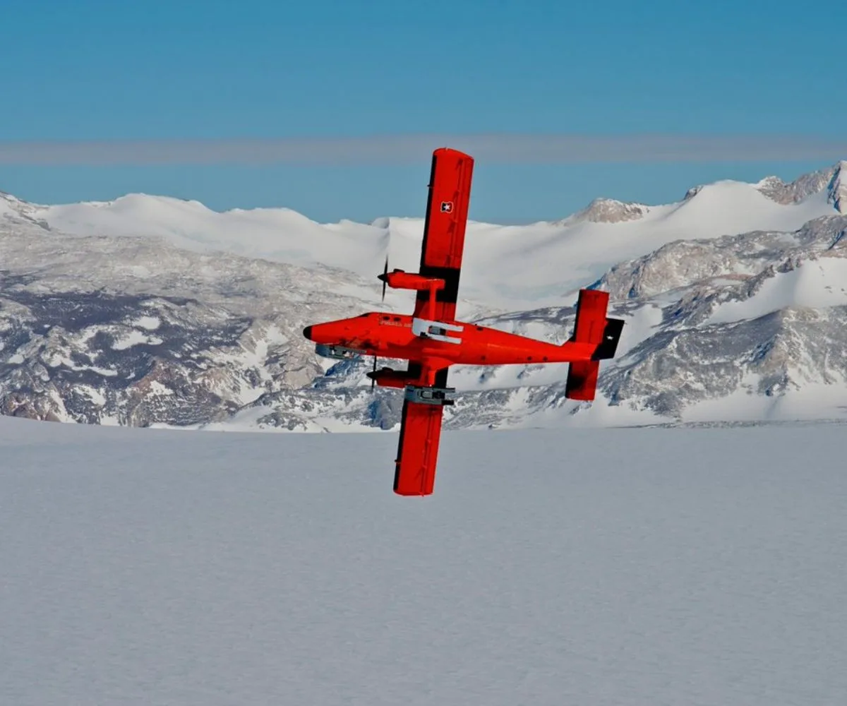 Twin Otter DHC-6 de la Fuerza Aérea de Chile realiza una maniobra de viraje en el territorio antártico, en el marco de un despliegue nacional.