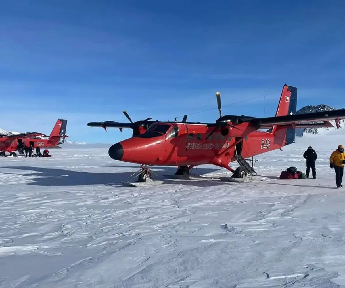 El avión DHC-6 Twin Otter de la Fuerza Aérea de Chile, equipado con esquíes, preparado para operar en la nieve