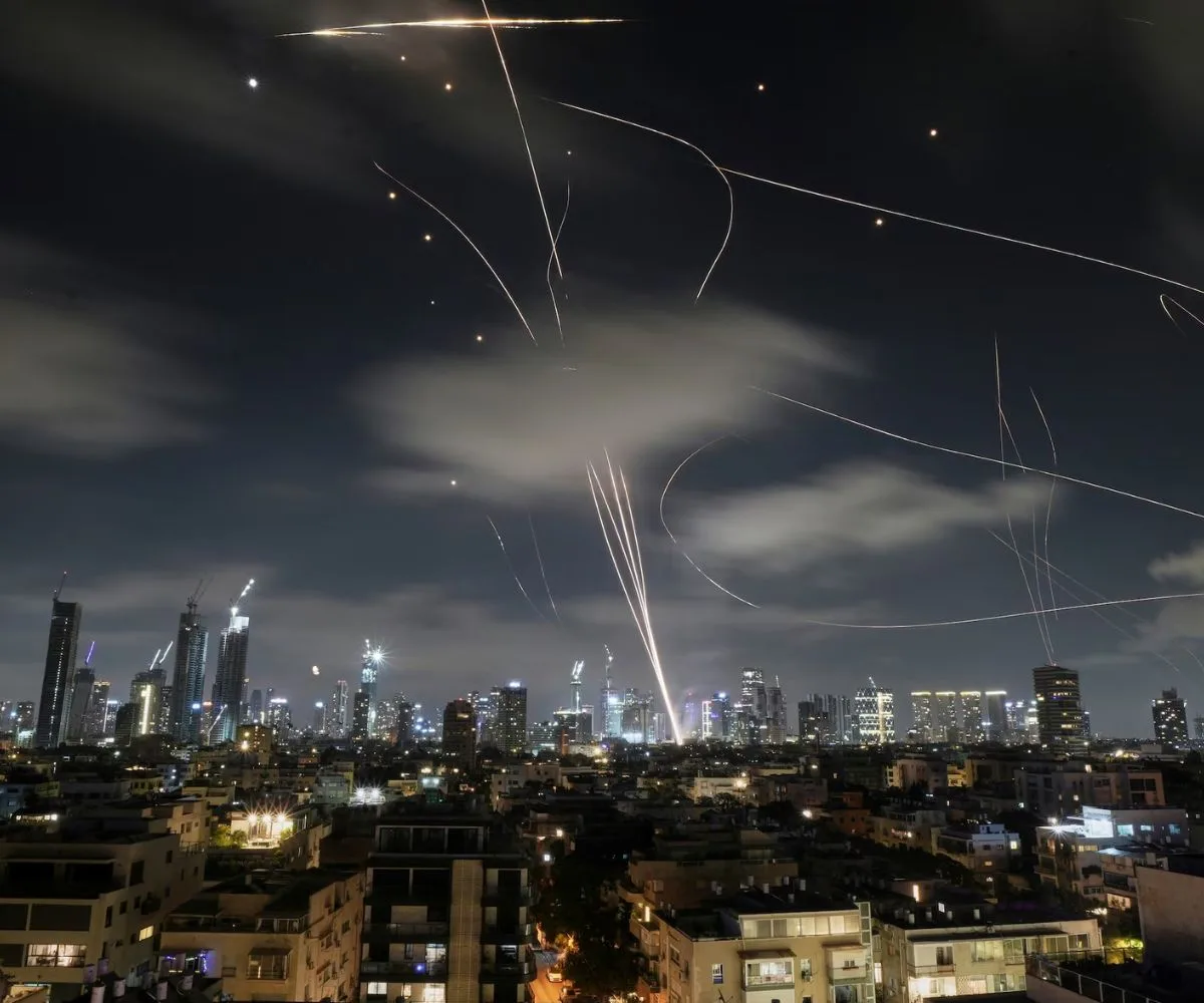 El sistema de defensa antiaérea israelí intercepta misiles lanzados desde Irán, en Tel Aviv. Imagen ilustrativa