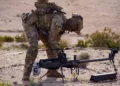 Un soldado del Ejército de los Estados Unidos ensambla un dron helicóptero de reconocimiento táctico Ghost-X durante un entrenamiento en terreno desértico. Imagen ilustrativa.