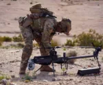 Un soldado del Ejército de los Estados Unidos ensambla un dron helicóptero de reconocimiento táctico Ghost-X durante un entrenamiento en terreno desértico. Imagen ilustrativa.