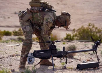 Un soldado del Ejército de los Estados Unidos ensambla un dron helicóptero de reconocimiento táctico Ghost-X durante un entrenamiento en terreno desértico. Imagen ilustrativa.