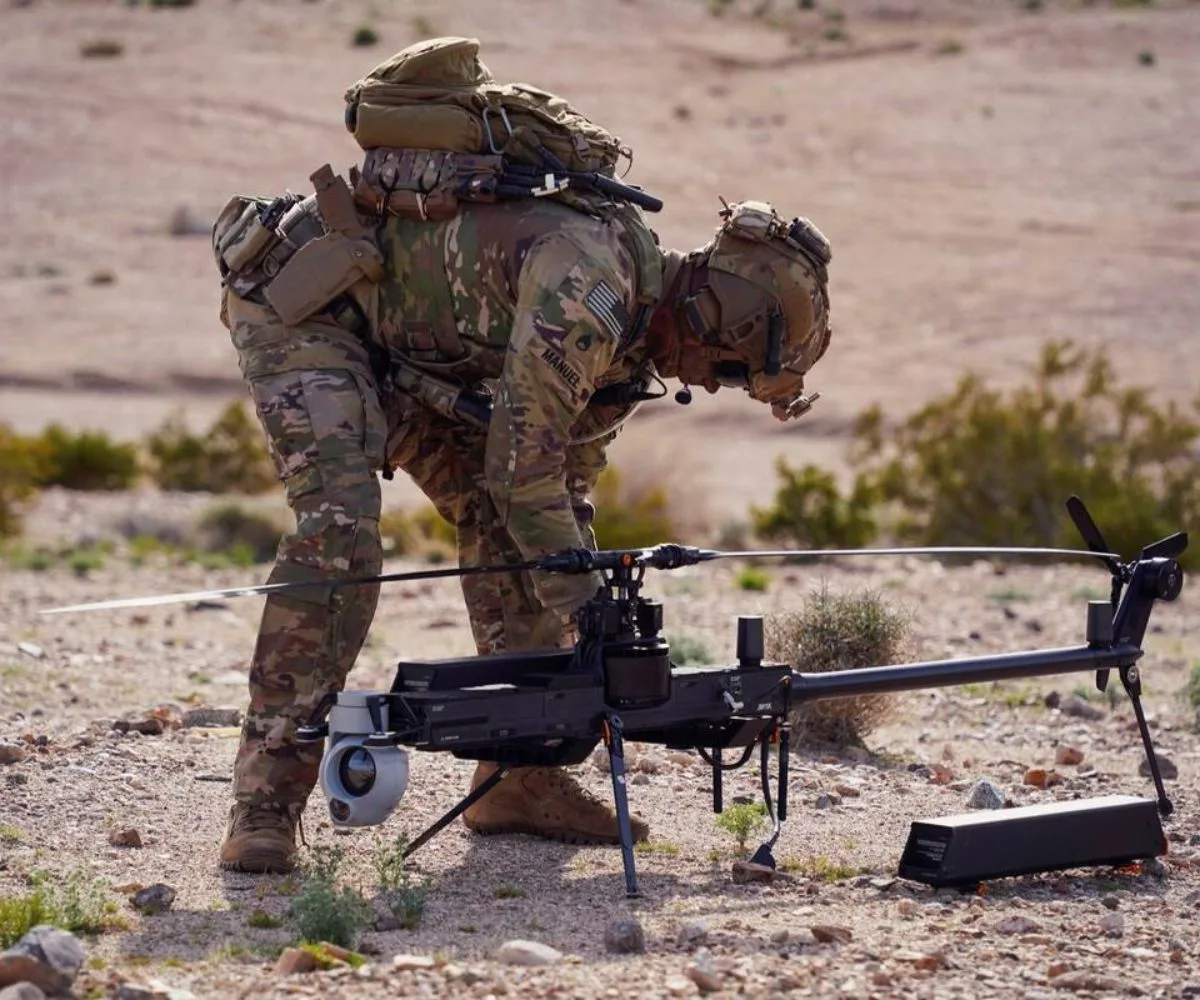 Un soldado del Ejército de los Estados Unidos ensambla un dron helicóptero de reconocimiento táctico Ghost-X durante un entrenamiento en terreno desértico. Imagen ilustrativa.